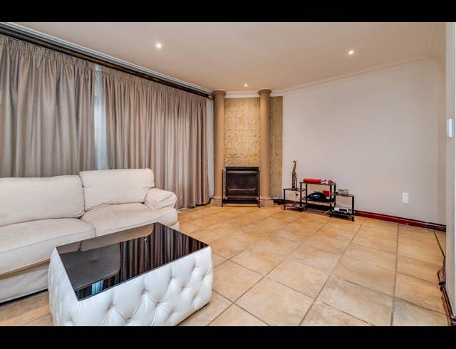 6 BEDROOM HOUSE FOR SALE IN WOODMEAD